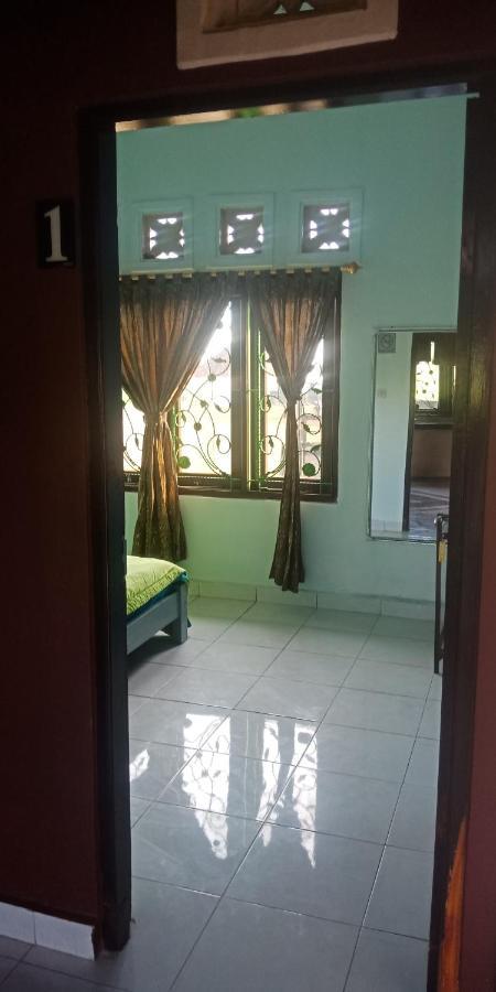 Ibu Ana Homestay ตาบานัน ภายนอก รูปภาพ